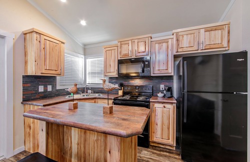 Golden Meadow Cabin | Southern Breeze Lodge