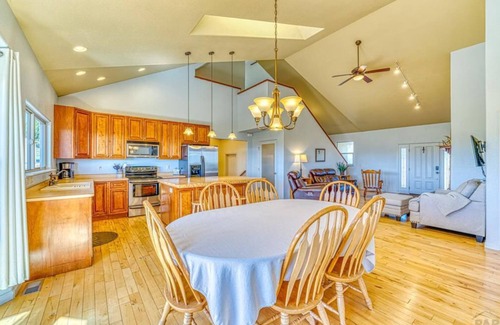 Colorado City House | Southern Colorado Escape with Hot Tub & Stunning Rocky Mountain Views