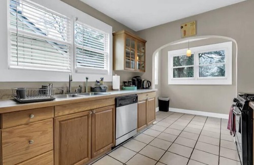 Jefferson Park House | Southern Comfort Bungalow 15 Mins to Downtown+ Parking