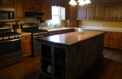 Thompsonville House | Southern IL House, pond & hot tub
