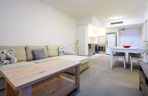 Southport Apartment | Southport Stay with Pool, Gym & Balcony Views