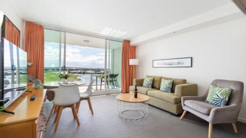 Pelican Waters Apartment | Spa Apartment - Beautiful Views Of Golf Course!
