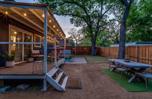 Weatherford House | Spa in Dreamy Yard