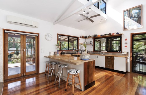 Doonan House | Spa with tropical garden view, cozy fireplace - Beach 10km - Eumundi Markets 6km