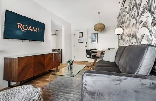 Mid Beach House | Space & Style in Miami | Roami at The Carmela