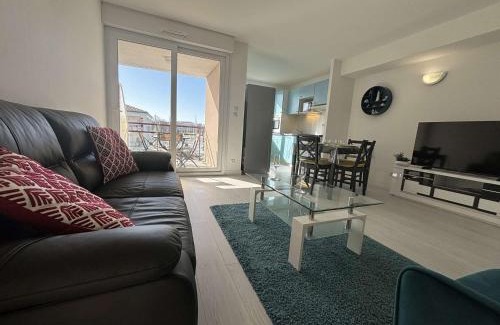 Rochefort Apartment | Spacieux appartement 2 chambres avec parking à Rochefort - FR-1-246B-50