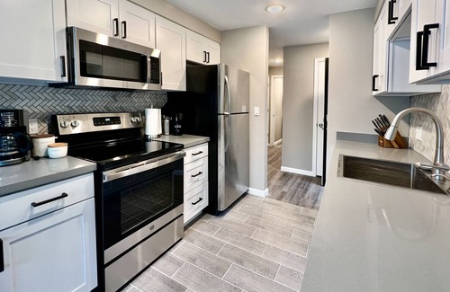 Renton Apartment | Spacious 1 bedroom apartment. Full kitchen, in-unit laundry. Free parking.