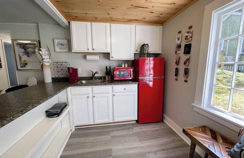 Edgecomb Cottage | Spacious 1 Bedroom Cottage Close to Everything 1