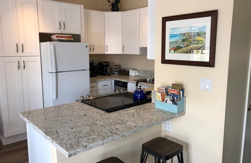 Corona del Mar Apartment | Spacious, 1 bedroom "Villa del Mar" within waking distance to the Beach & Shops