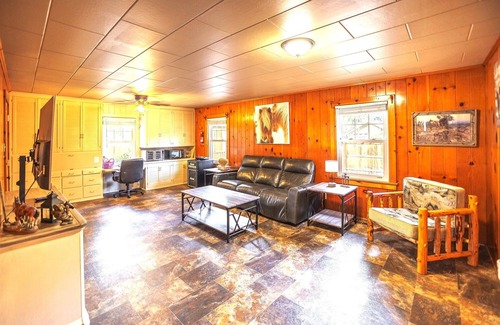 City Center Medford House | Spacious 1 Bedroom with covered porch, centrally located to all things Rogue!