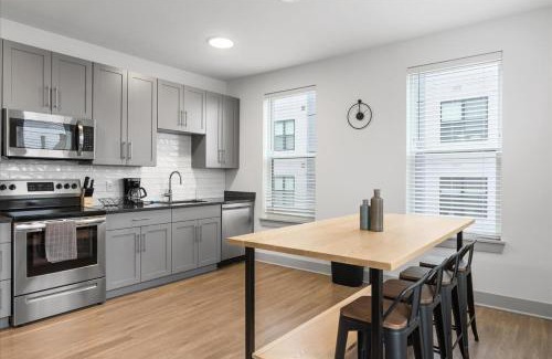 East Walnut HIlls Apartment | Spacious 10BR 10BA combined Apartments Near Downtown Cincinnati