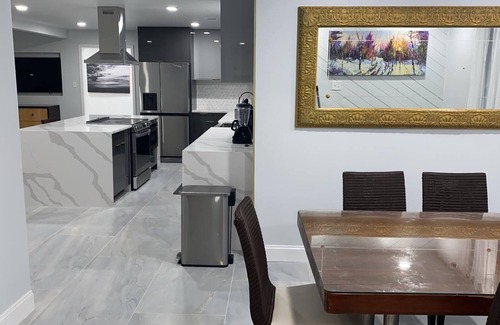 Horn Lake House | Spacious 12-bedroom house with Pool, Hot tub, Wi-Fi in lovely Horn Lake