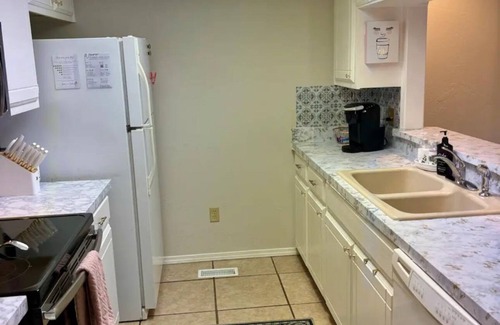 Oklahoma City House | Spacious 1Bd/1bath, Dog Friendly Townhome in safe area, NW Oklahoma City w/WiFi