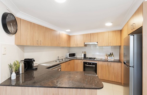 South Brisbane Apartment | Spacious 2 Bed/2 Bath Garden Apartment Aircon, Spacious 2 Bed Garden Apartment