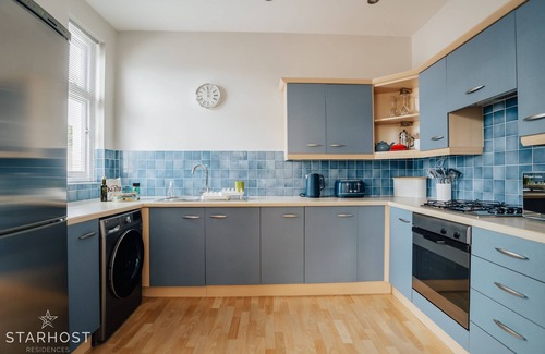 Westbourne Apartment | Spacious 2 Bed Apt in Westbourne with Beach Hut Access
