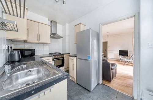 Lewisham Apartment | Spacious 2 bed Ground floor garden flat close to DLR