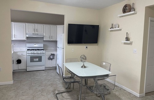 Brooklyn Apartment | Spacious 2 bedroom apartment with Patio!nAs Seen On Arbnb 5 star listing!