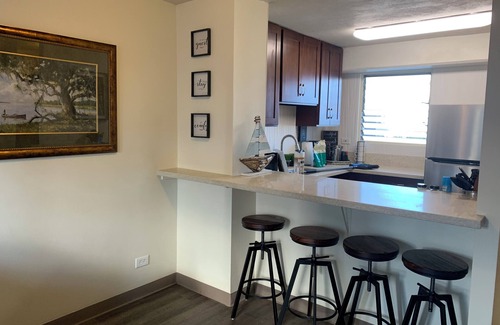 McCully - Moiliili Condo | Spacious 2-bedroom apartment sleeps 7 with parking