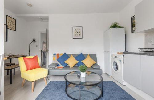 East Acton Apartment | Spacious 2 Bedroom Apartment with Three Beds and Free Parking near Wembley