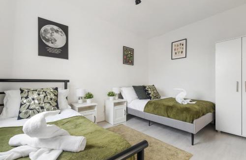 East Acton Apartment | Spacious 2 Bedroom Apartment with Three Beds and Free Parking near Wembley