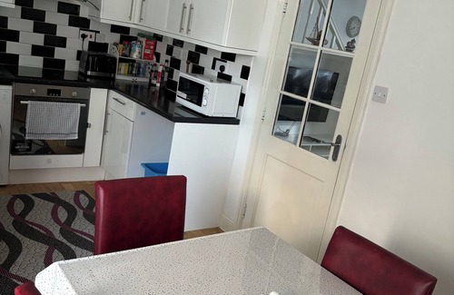 Haringey House | Spacious 2 Bedroom House with Garden in London