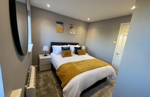 Stevenage House | Spacious 2-Bedroom House with Garden Sleeps 5