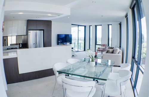 Hawthorn East Apartment | Spacious 2-bedroom suite, luxury living, with Indoor Pool, Sauna, Gym