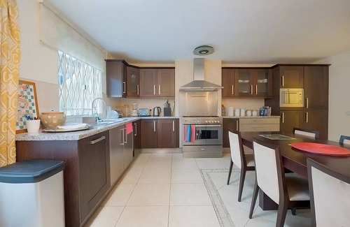 Swiss Cottage House | Spacious 2-bedroom Townhouse with Garden & Patio
