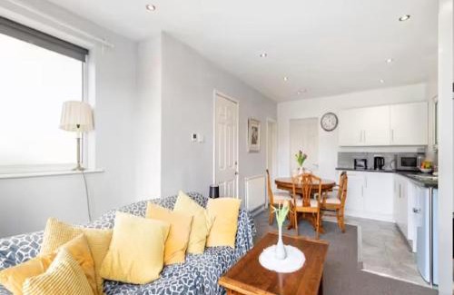 Hillsborough House | Spacious 2 Bedrooms, Free Parking, Free Wifi - Serene Homes Sheffield
