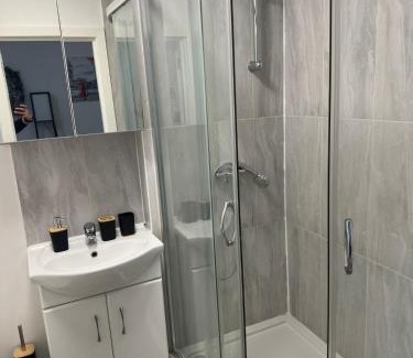 Kensal Green Apartment | Spacious 2B Apt Zone 2 sleeps 4 F5