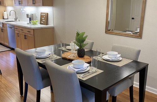 Palo Alto Condo | Spacious 2BR 2-1/2 Bath Palo Alto Retreat with Designer Touch-30 DAY MINIMUM