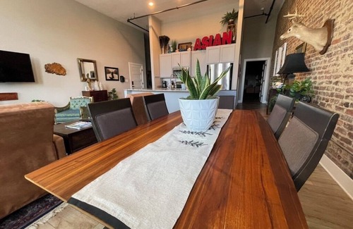 Sheffield Apartment | Spacious 2BR Lux loft apartment with AC, WiFi, 13.5FT ceilings in DT Sheffield