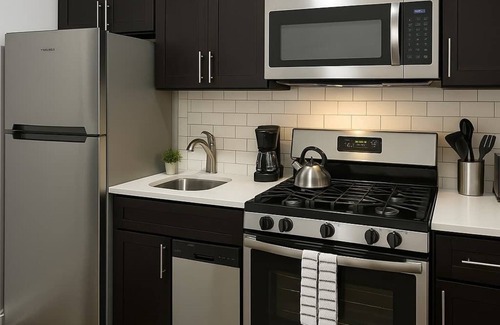 Rogers Park Apartment | Spacious 2BR Near Dining & Shops