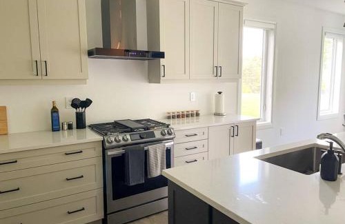 Bracebridge House | Spacious 3 Bdrm Retreat, Muskoka Room & Fireplace