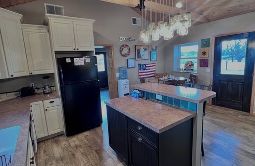 Wray House | Spacious 3 bed, 3 bath Eastern Colorado Farmhouse Retreat
