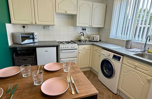 Wolverhampton House | Spacious 3-Bed Contractor-Friendly with Parking in Wolverhampton