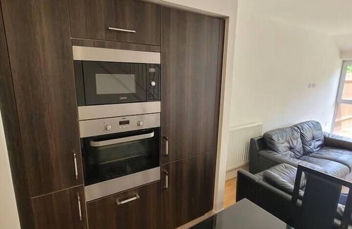 Fenny Stratford House | Spacious 3 bed house with ensuite and free parking