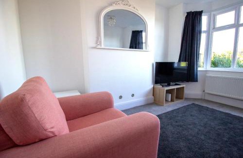Grantham House | Spacious 3-Bed Home, Garden, Free Wi-Fi, Contractors