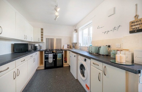 Coventry House | Spacious 3 bed house w/garden, parking, WiFi, TV