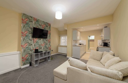 St. Thomas House | Spacious 3 Bedroom Home in Swansea with Garden