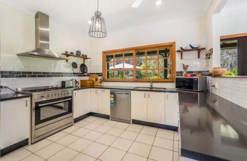 Firefly House | Spacious 3-bedroom 2-bathroom country residence on 10 acres