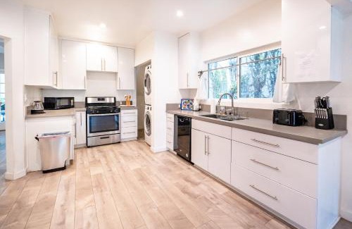 Carthay Circle Apartment | Spacious 3-Bedroom 3-Bathroom with 2-Living Room by Beverly Hills