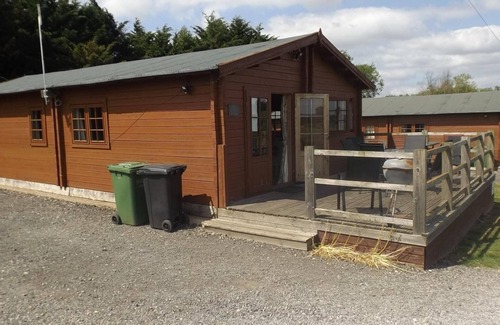 Offenham Cabin | Spacious 3 bedroom cabin at Avonvale Holiday Lodge