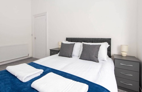 Sunderland House | Spacious 3-Bedroom Home, Newly Renovated, Sleeps 5