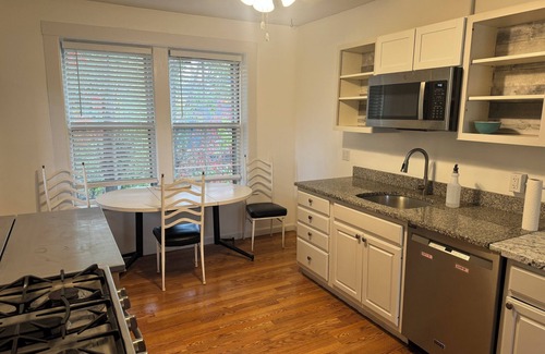 North Cambridge Apartment | Spacious 3 bedroom Porter Square Apartment, 1 mile from Harvard, Lesley & Tuffs.