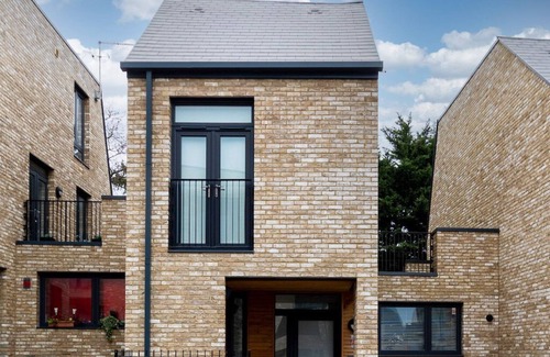 High Barnet House | Spacious 3 Bedroom Terraced House, Great Transport Links and Amenities Close by