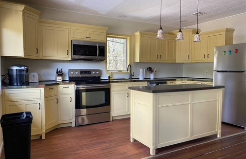 Hubbardston Cottage | Spacious 3 Bedroom Cottage on Lake