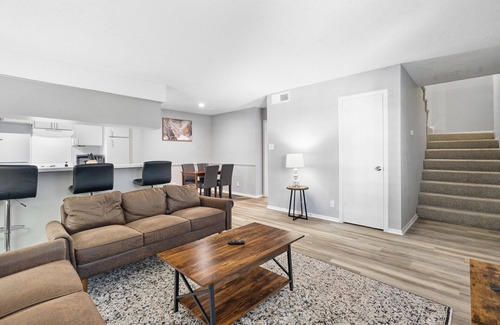 North University Apartment | Spacious 3BR/2BA next to UT 8663