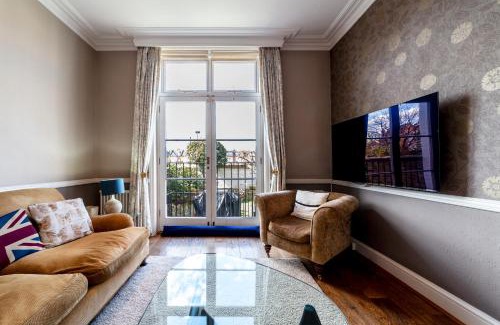 Thamesfield Apartment | Spacious 3BR 2BH Apt with Garden in West Putney