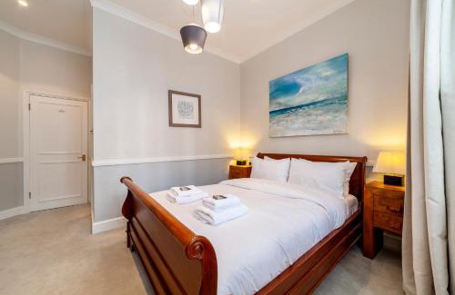 Thamesfield Apartment | Spacious 3BR 2BH Apt with Garden in West Putney